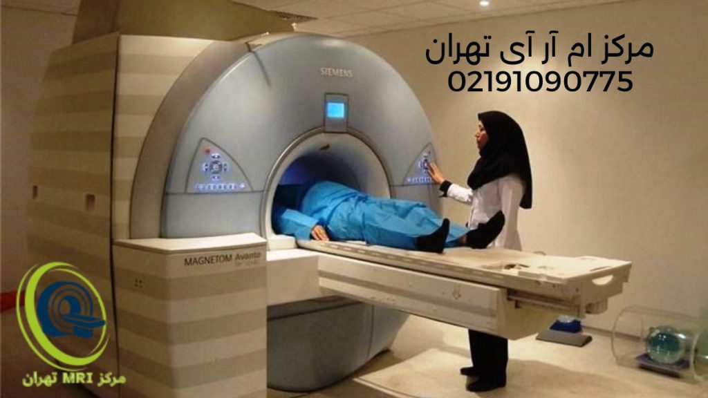 ام ار آی رایگان تصویری از یک اپراتور دستگاه ام آر آی در حال انجام ام ار ای بیمار
