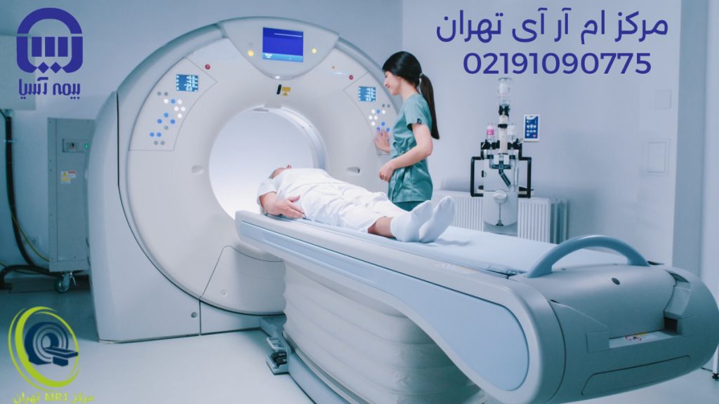 تصویری از یک دستگاه ام آر آی پیشرفته و بیمار داخل آن و اپراتور در حال کار با آن به همراه لوگوی بیمه آسیا