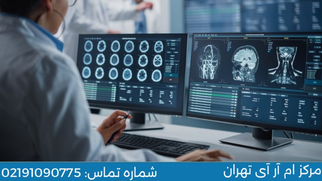 تصویری از یک پزشک در حال تفسیر جواب ام آر ای مغزی