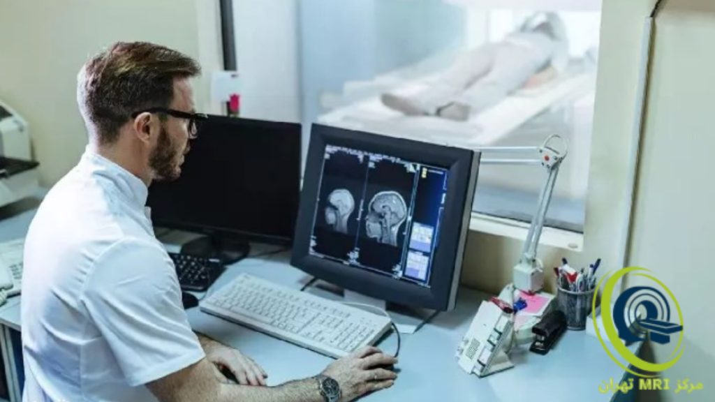 تصویری که یک متخصص پشت مانیتور در حال بررسی جواب ام آرآی مغزی است . 