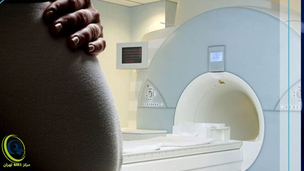 تصویری از یک خانم باردار که دست روی شکم گذاشته و با تردید به دستگاه ام آر آی نگاه میکند 
