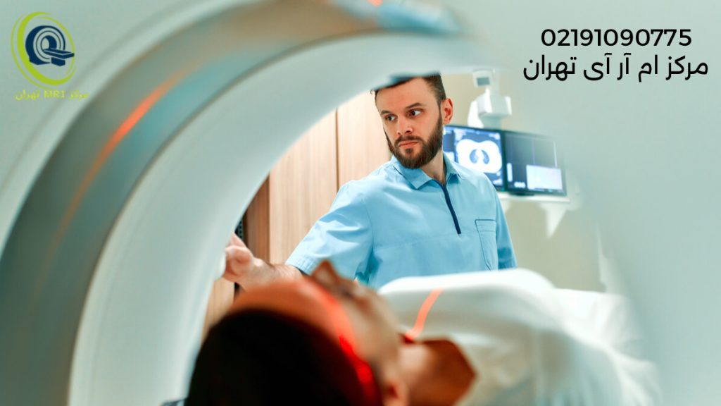 تصویری از داخل دستگاه ام آر آی که از بالای سر بیمار گرفته شده و اپراتور در حال تنظیم دستگاه می باشد 