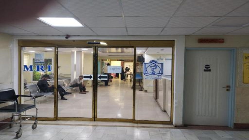 mri center تصویری از ورودی مرکز ام آر آی به همراه مردمی که منتظر نشسته اند