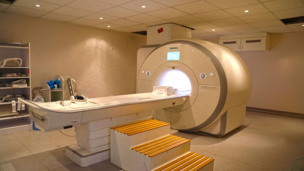 MRI DEVICE تصویری از دستگاه ام آر آی 1.5 تسلا زیمنس آلمان